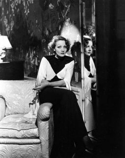 Dietrich at home 1932 (imdb)7.JPG