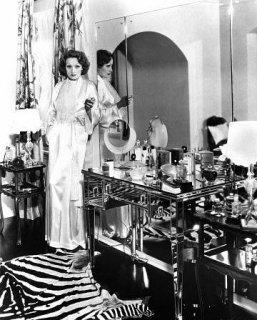 Dietrich at home 1932 (imdb).JPG