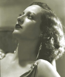 Crawford by Hurrell 1930 (thestarlightstudio.com).jpg