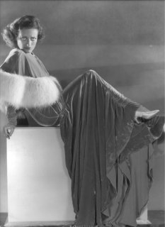 Crawford by Hurrell 1930 (hurrellphotos.com)3.jpg