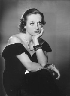 Crawford by Hurrell 1931 (hurrellphotos.com).jpg
