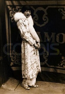 Wong candid 1925 (corbis).jpg