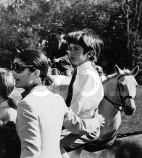 Jackie O JFK Jr (corbis).jpg