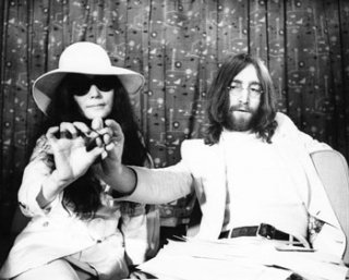 B72719~John-Lennon-Yoko-Ono-Posters.jpg