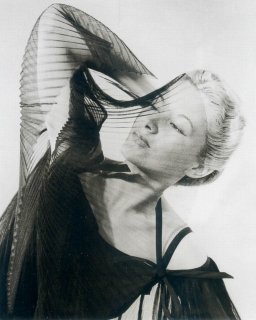 blumenfeld 1938 voile fb.jpg