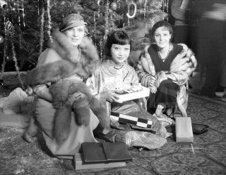 Wong 1932 Int'l film stars xmas w Mara Alba Olga Baclanova (corbis).jpg