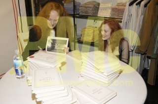 2006_November_14_CatwalkSigning_JN_111406_Preview_pwGCoddingtonKElson_111406.JPG