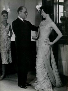 maywald 1960 jacques dessès examinant une robe fb.jpg