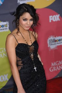 vanessaannehudgens-dot-net_billboardawards2006-arrivals-b001.jpg