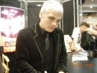 Gerard_Way_Gone_Blonde...--gallery-msg-115534087977.jpg