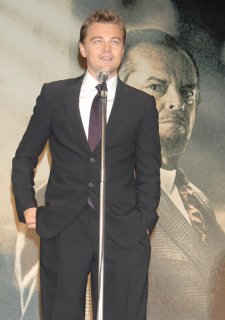 25727_LDiCaprio_TheDeparted_TokyoPremiere_StageGreeting34_122_334lo.jpg