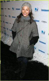 rj style.com 17610_adam_brody_rashida_jones_11_123_518lo.jpg