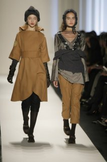 Vera Wang FW 2007 RTW 01.jpg