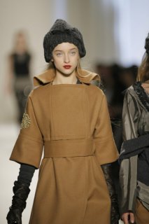 Vera Wang FW 2007 RTW 02.jpg