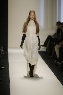 Vera Wang FW 2007 RTW 03.jpg