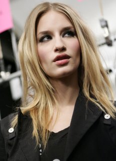 Betsey Johnson FW 2007 Backstage 02.jpg