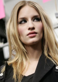 Betsey Johnson FW 2007 Backstage 03.jpg