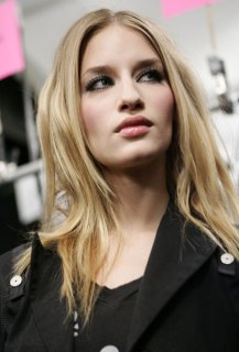 Betsey Johnson FW 2007 Backstage 04.jpg