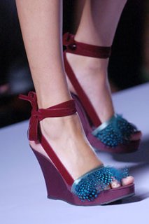 Alberta_Ferretti_feather_wedges.jpg