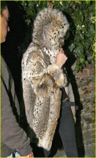 kate-moss-fur-coat-08.jpg