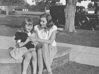 Garbo with Victor Sjostroms daughter Gija (garboforever).jpg