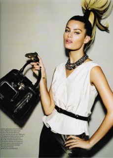 43372_VogueBrazil_isabeli04_122_736lo.jpg
