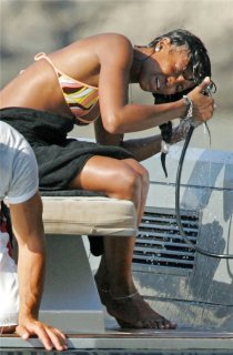 naomi_campbell_bikini_3_big.jpg