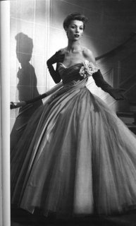dior-eveningdresswithlotsofpetticoats1950s.jpg