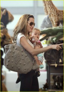 01-angelina-shiloh-toy-shopping.jpg