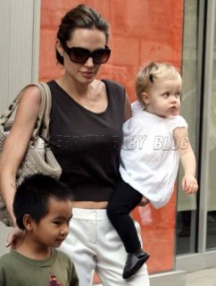 jolie_pitts_070929_01_cbb.jpg