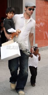 jolie_pitts_070929_07_cbb.jpg
