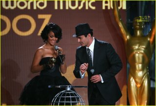 rihanna-world-music-awards-performance-06.jpg