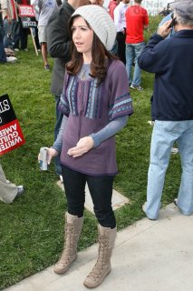 celebutopia_alyson_hannigan_shows_her_support_on_day_five_of_the_writers_strike_091107_02_122.jpg