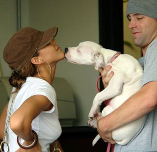 jessica-alba-kisses-dog2.jpg