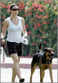 jessica_biel_dogwalk_2_small.jpg