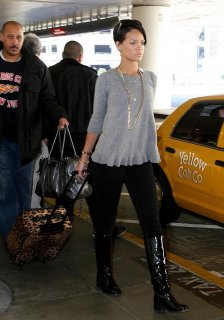02548_Celebutopia-Rihanna_at_Los_Angeles_International_airport-15_122_375lo.jpg