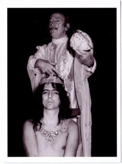 salvadore dali & alice Cooper 1973  crowned with brain.jpg