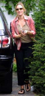 normal_arriving-at-her-home-after-shopping_june-2-03_004.jpg