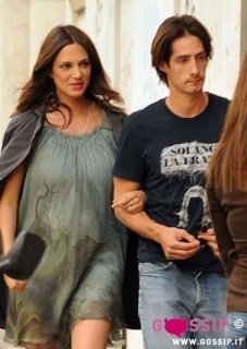 asia_argento_con_il_pancino_da_futura_mamma_insieme_al_compagno_michele_civetta_731c.jpg