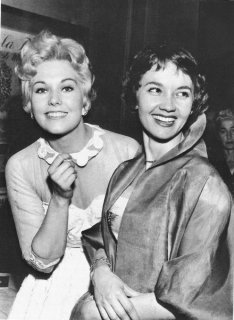 213445.688kimnovak_cannes56.jpg