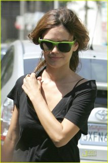 31952_rachel-bilson-bank-02_122_162lo.jpg