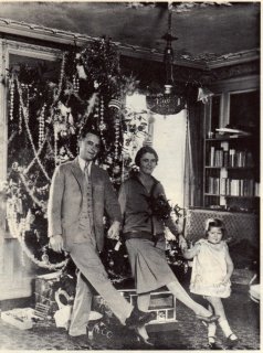 FScott, Zelda & the baby- christmas in paris 1925.jpg