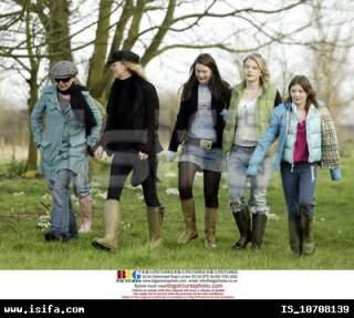 Sadie+boyfriend J.Scott turn up to keep K. company at her 10-bedroom English country retreat,.jpg