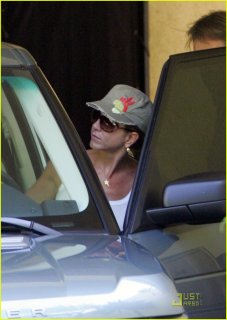 jennifer-aniston-range-rover-lover-02.JPG
