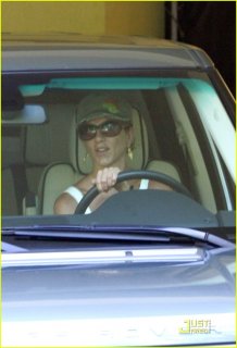 jennifer-aniston-range-rover-lover-03.JPG