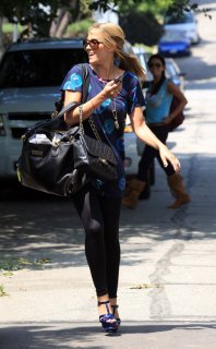 28408_babayaga_Lauren_Conrad_candid_West_Hollywood_08-28-2008_05_123_410lo.jpg