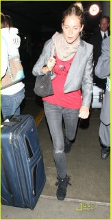 sienna-miller-los-angeles-landing-05.jpg