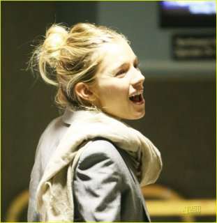 sienna-miller-los-angeles-landing-10.jpg