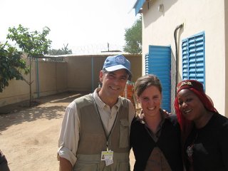 800px-George_Clooney_with_Samoura_and_Reck.jpg