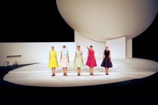 Hussein Chalayan NaiPublishers 作品集(2005) A Look: Hussein Chalayan Paris Exhibition | Nothing Finer Than